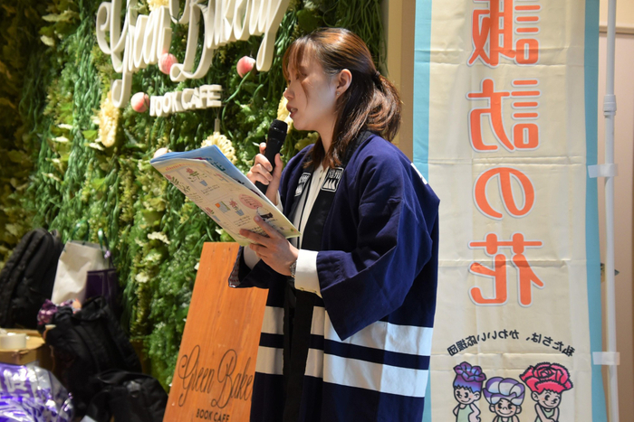 長野県産の花について紹介する依田さん