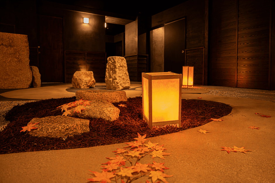 館内で楽しむ、夜の紅葉狩り