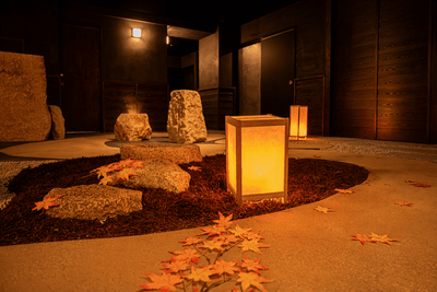館内で楽しむ、夜の紅葉狩り