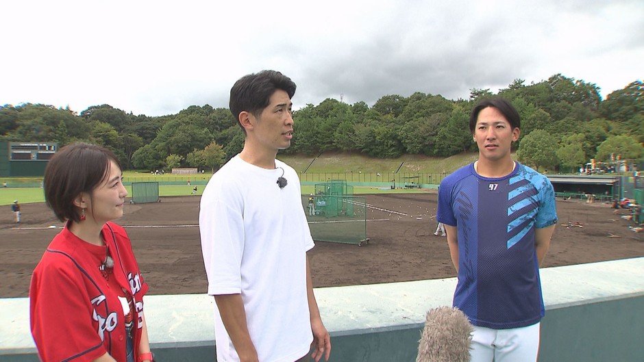 左からうえむらちか、安部友裕、中村貴浩選手(広島東洋カープ)