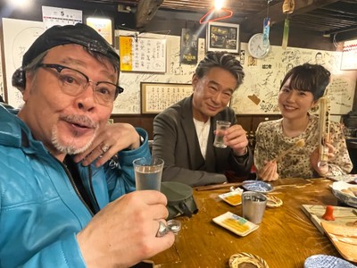 なぎらさん馴染みの居酒屋で、 昭和の子供の遊びについて語り合う