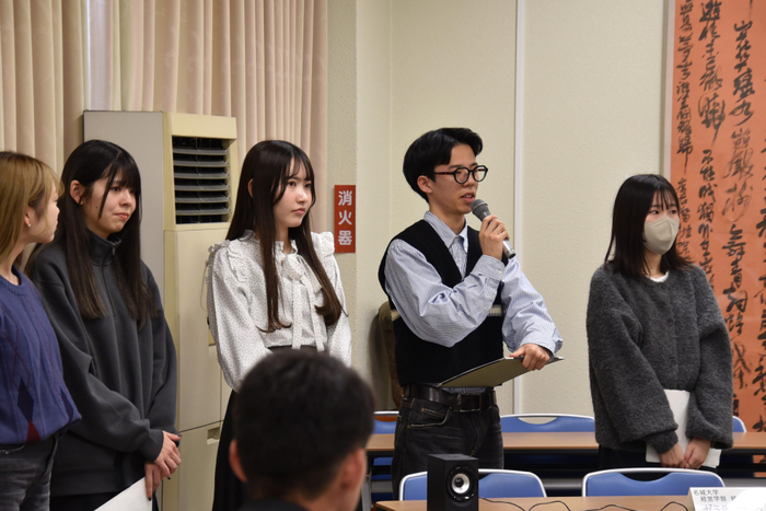発表後、質問に答える学生