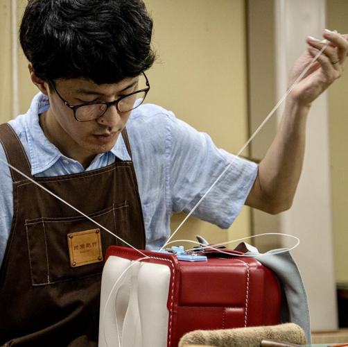 職人パパによる手縫いの様子