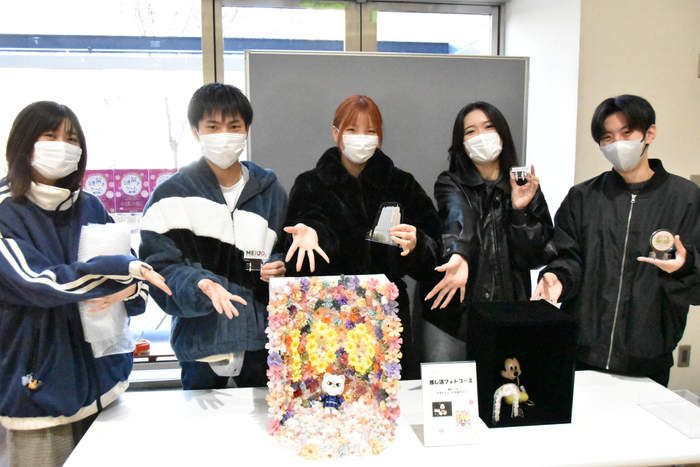 お気に入りアクスタを持って記念撮影