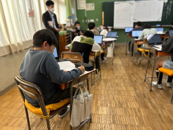 ありがとうの手紙を書く児童