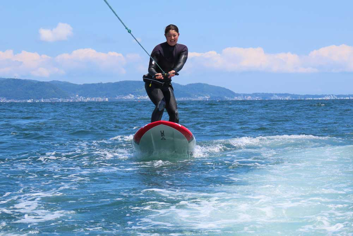 波に乗って空中に浮きあがる体験ができます