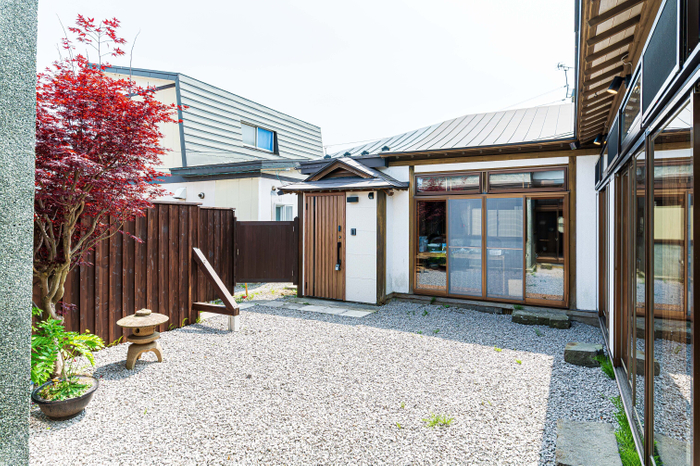 広々とした石の日本庭園