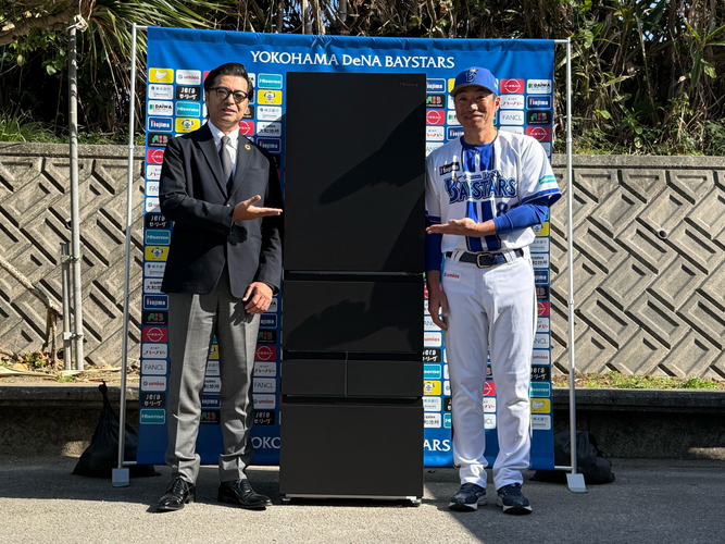 1軍相川監督へ大型冷蔵庫寄贈式