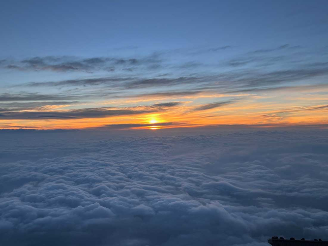 富士山頂上から見た日の出の風景＝宮下さん撮影