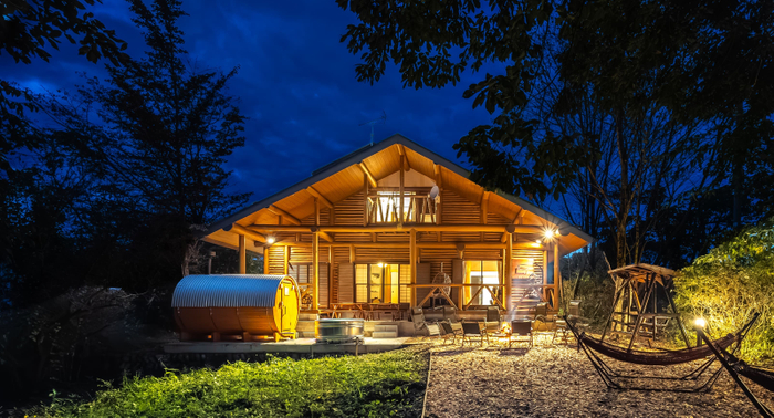 灯りに浮かぶ庭園と建築美