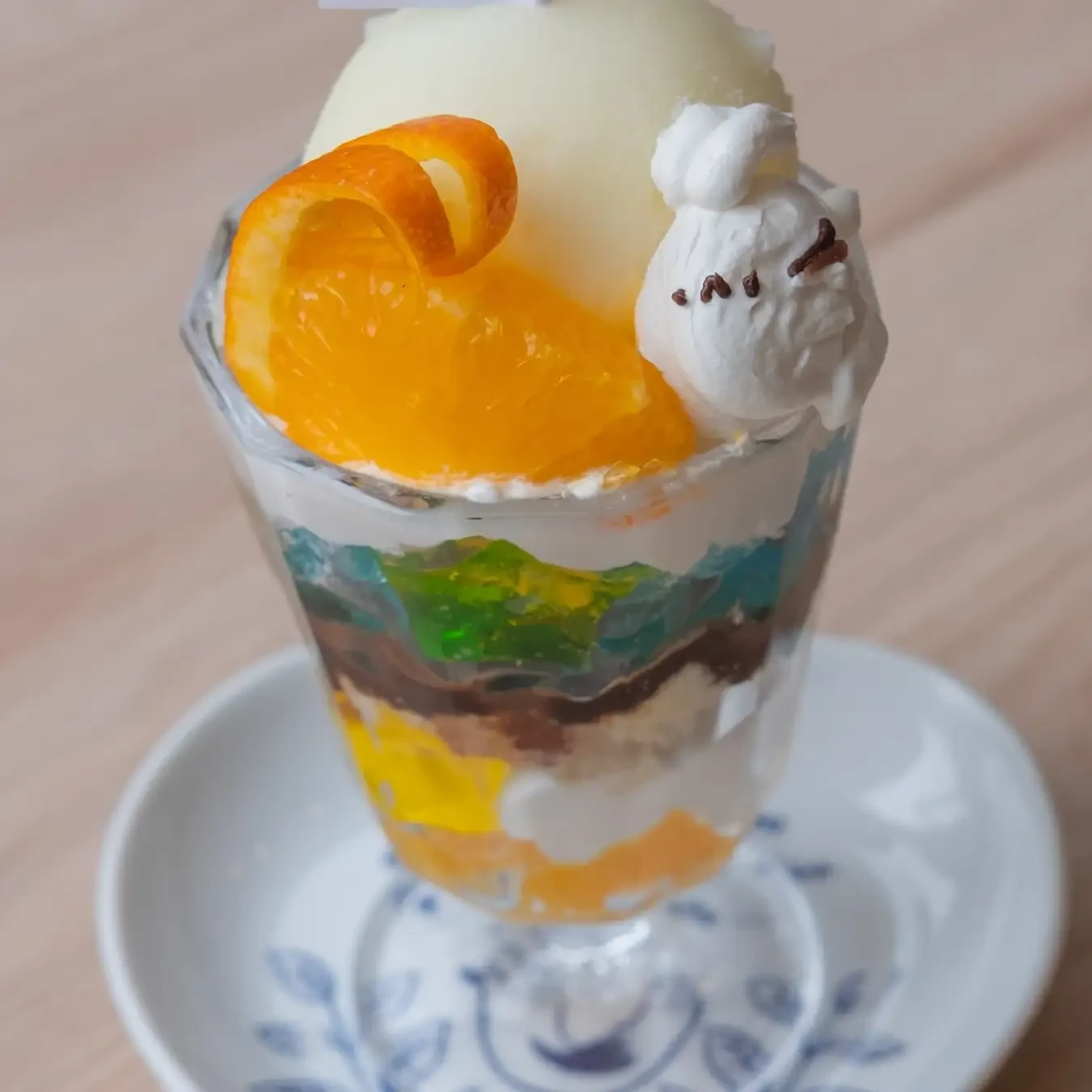 お月様をイメージした柚子アイスに、オレンジとチョコレートを合わせた幻想的なパフェ♪ 可愛いうさエナガと一緒にお楽しみください。