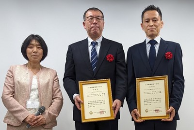 写真左から 日本繊維機械学会長(授賞式当時)神戸大学大学院 井上真理教授 、 当社 スポーツ事業本部 商品開発部 杉本靖司、長谷川宏