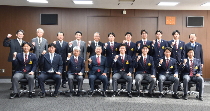 役員報告に訪れた選手ら