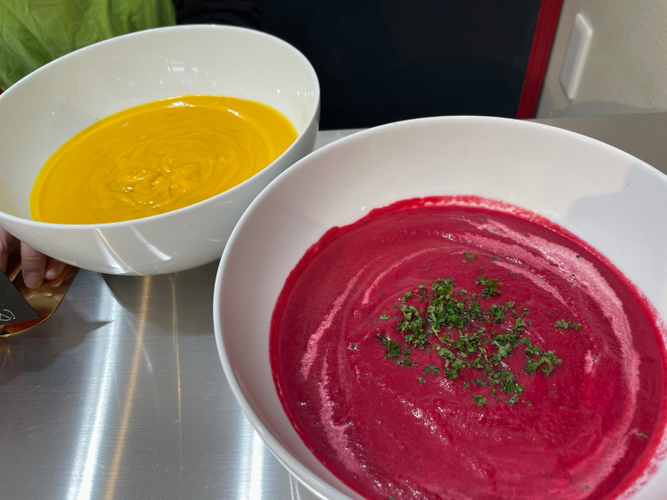 無農薬ビーツのスープ(手前)とパンプキンと紅天使のスープ(奥)　