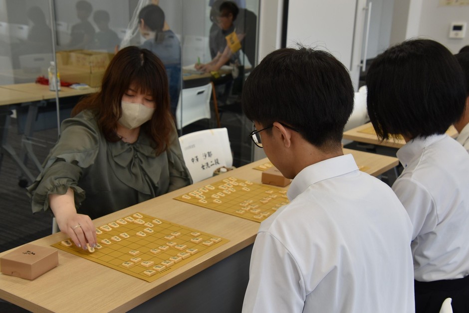 指導対局を行う中澤女流二段