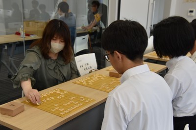 指導対局を行う中澤女流二段