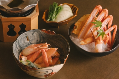 甘みが強く瑞々しい紅ズワイ蟹をしゃぶしゃぶまたは具足煮で