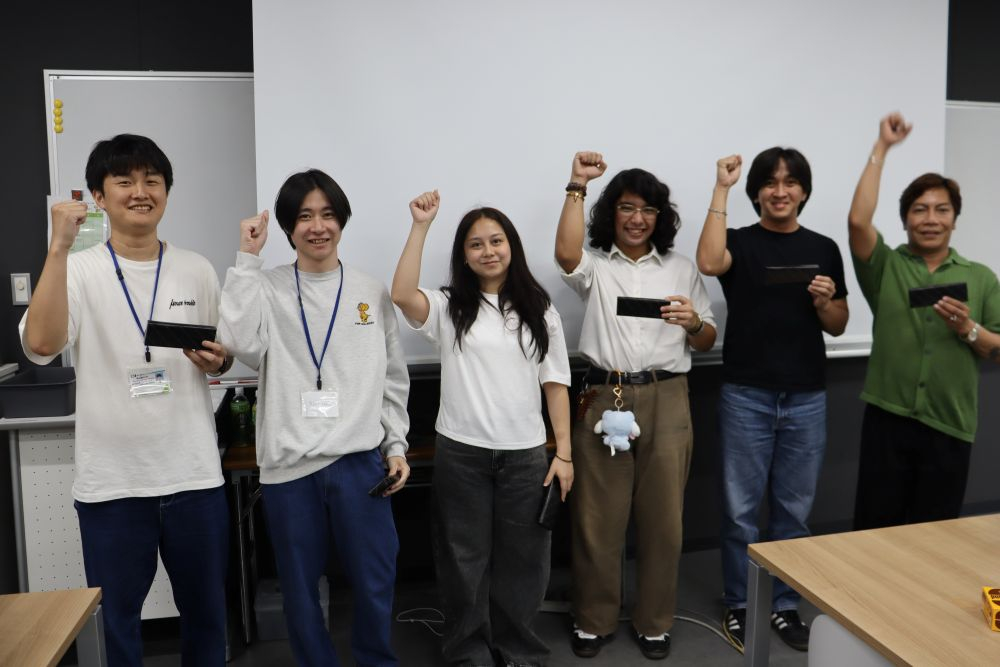 晴れやかな表情でガッツポーズの優勝チーム