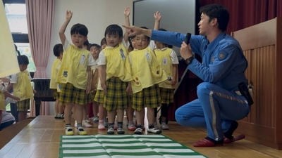 近畿大学九州短期大学附属幼稚園で「交通安全教室」を実施　警察官から交通ルールを学び、交通安全意識を育む