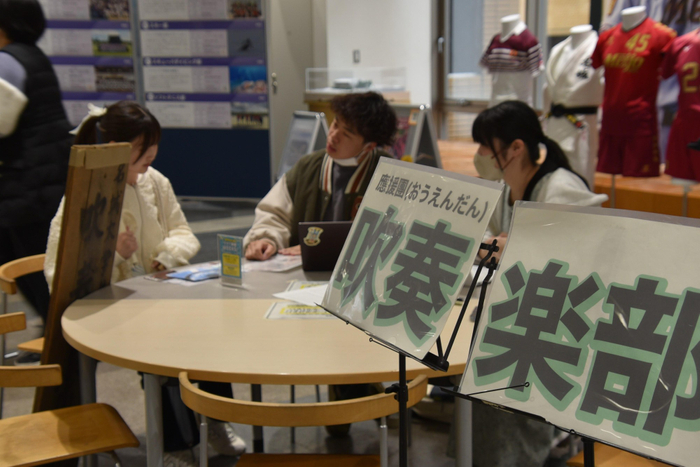 看板でクラブ名をアピール