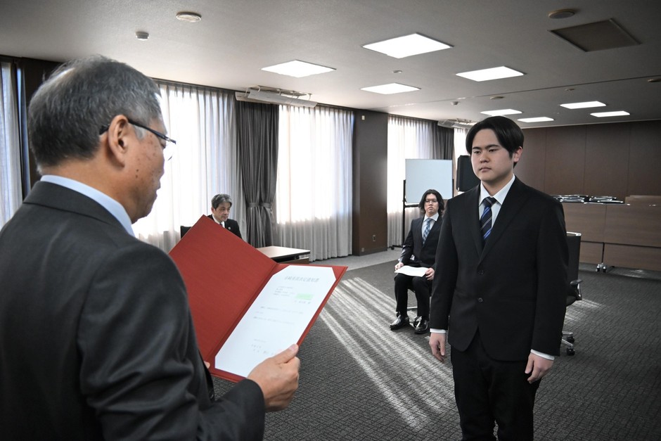 決定通知を授与される三宅さん
