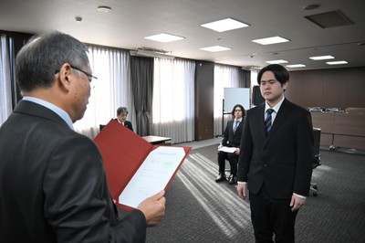 決定通知を授与される三宅さん