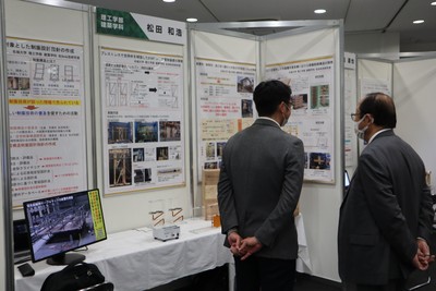 木造建物の耐震技術に関心を示す立花理事長(右)