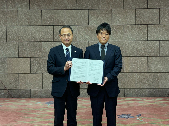 写真左：石川県知事 山野 之義氏 右：アイチューザー株式会社 代表取締役社長　廣瀬 彬