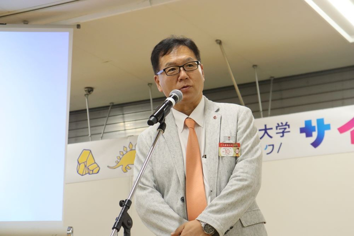 挨拶する岡山高島屋の岡社長兼店長