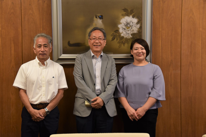 野口学長、梅田教授と記念撮影