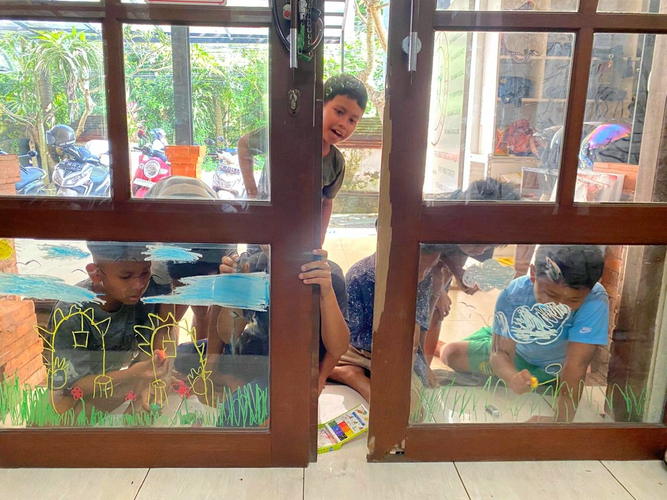 大きな窓にガラスにかけるクレヨンでお絵かき