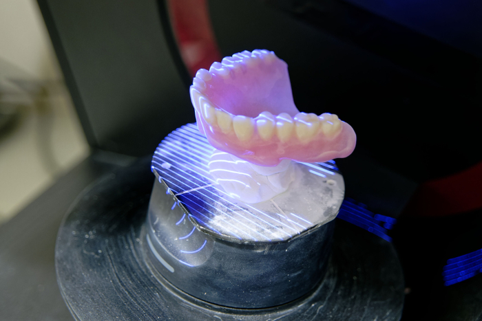 入れ歯の形状データ読み込み中