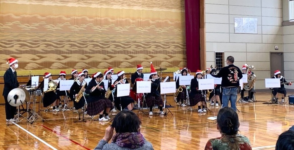 令和5年(2023年)に新宮市内の小学校で実施した演奏会の様子