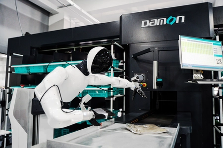 “AIヒューマノイド”が走る、選ぶ、包む――Damonが“経験を積む”未来物流を東京で初公開