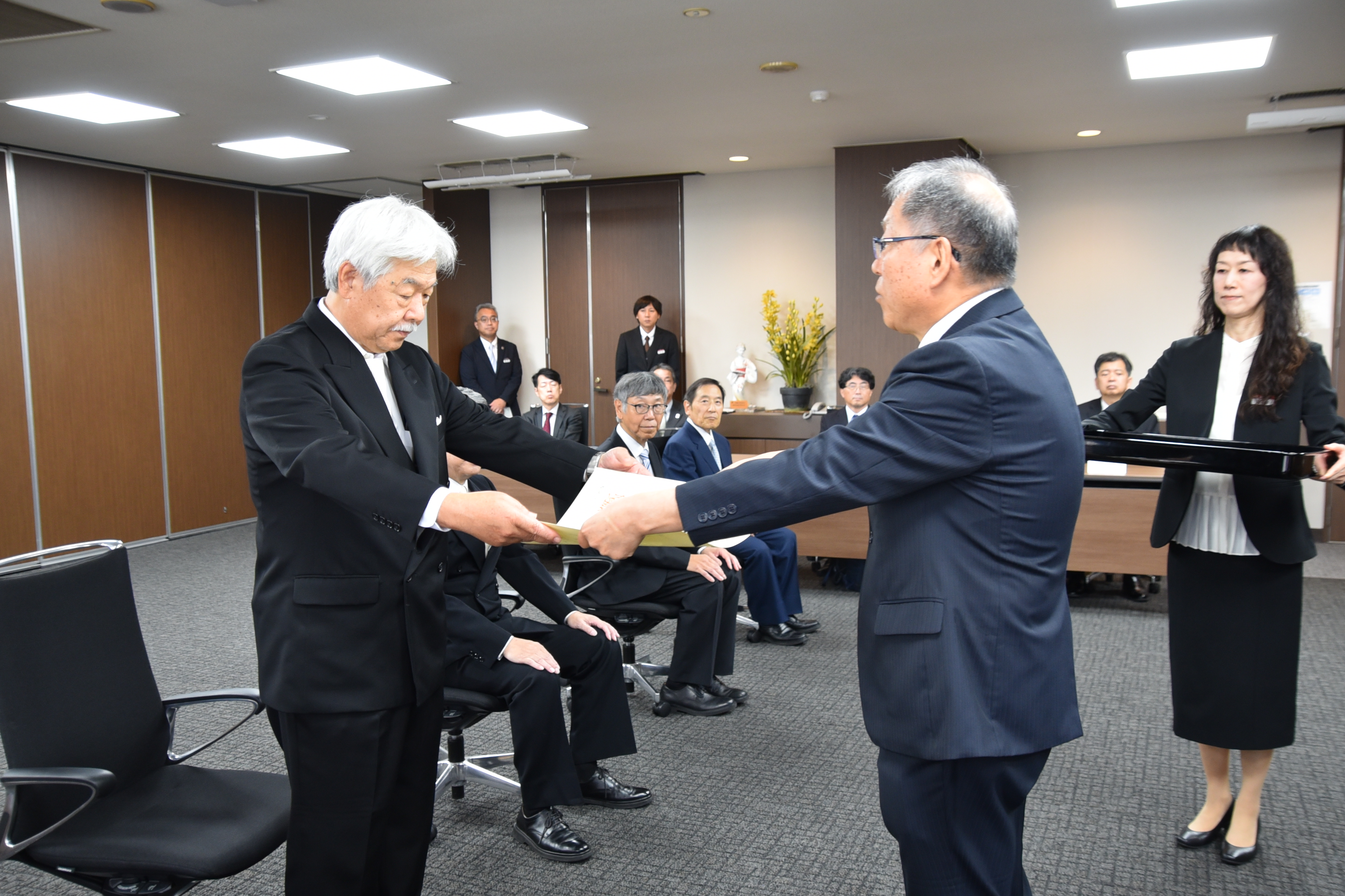 野口学長から称号記を贈られる服部名誉教授