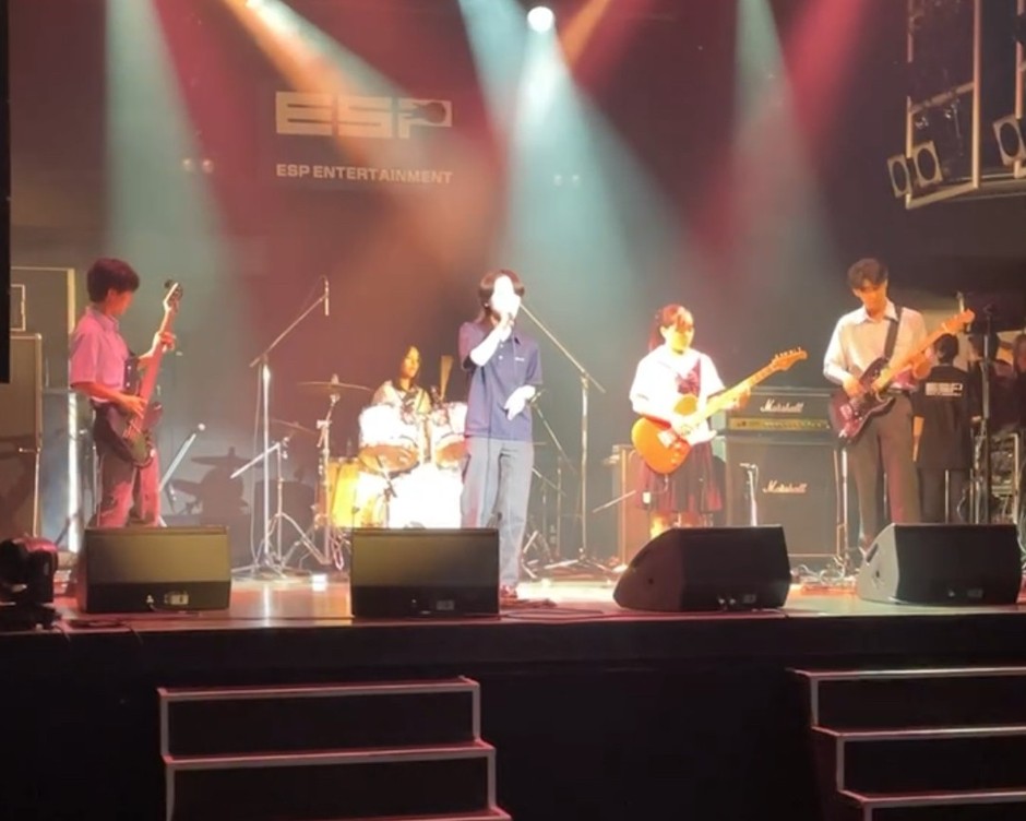 大阪信愛学院高等学校 軽音楽部の演奏の様子