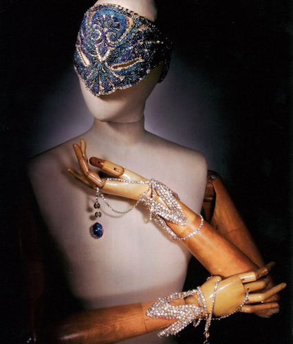 ポール・ポワレ《夜会用マスク、ブレスレット 「深海」 》 制作：マドレーヌ・パニゾン、1919年、メタリックチュールにガラスビーズとクリスタルガラスで刺繍、小瀧千佐子蔵