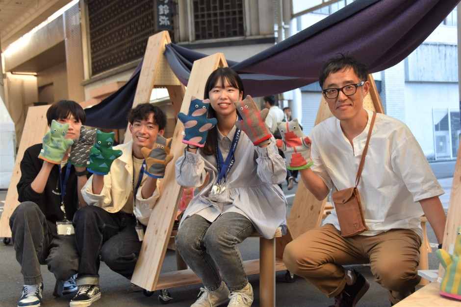 谷田准教授(右)と研究室の学生たち