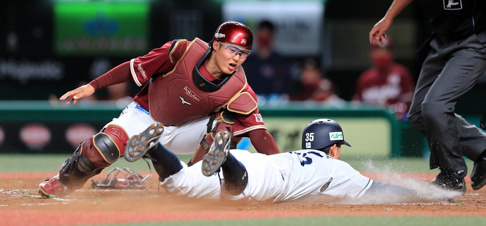 楽天・太田光捕手（写真左）