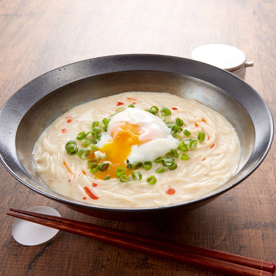 例:豆乳ごまだれつゆで食べるむぎくらの丸麺