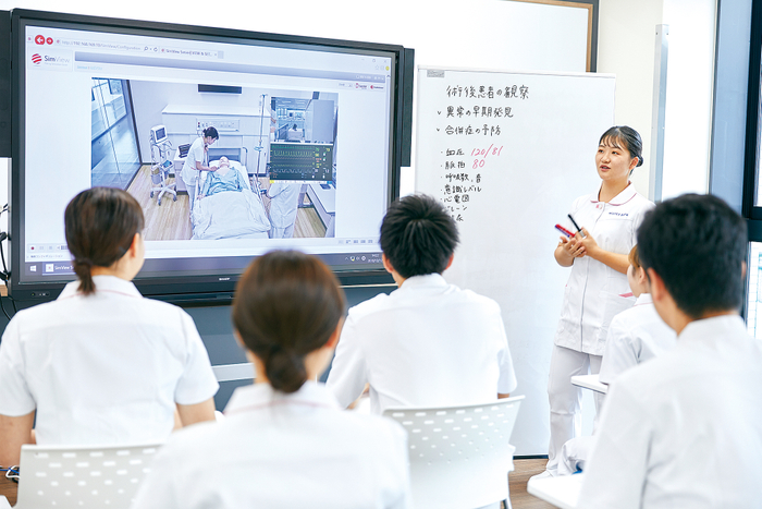 隣接のディブリーフィングルームは、大型モニタでシミュレーション内容を映像で振り返ることも可能。