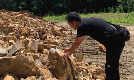 岡田社長自らインドネシアで厳選した採石場で、定期的に品質にチェックを行っています