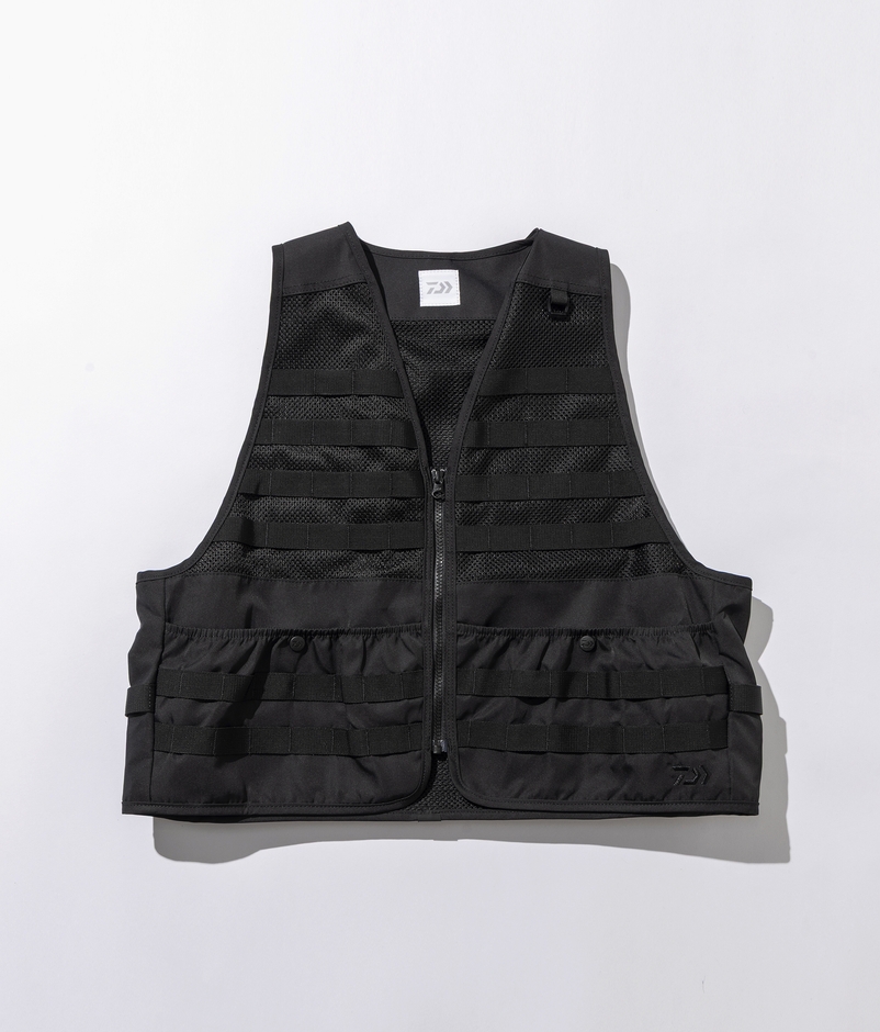 軽量で単体着用も可能なシェルジャケット