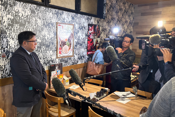 記者のインタビューに答えるトイメディカル代表竹下英徳