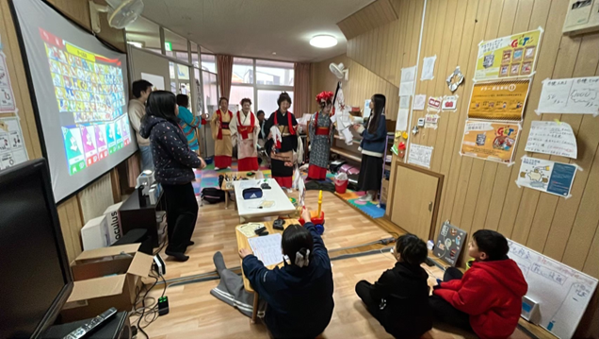 建築学部の学生らが運営する「ゲーム寺子屋」の活動風景