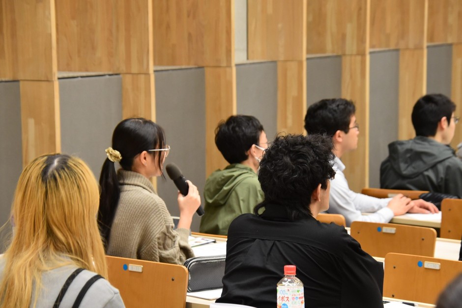 グループワークの検討結果を発表する学生