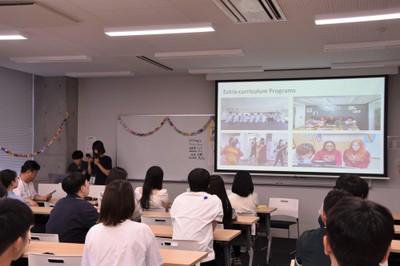 全南大学校のカリキュラムなどを紹介する学生たち