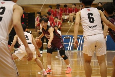 有力校の駒大苫小牧相手に躍動した理大附・久保選手（中央）