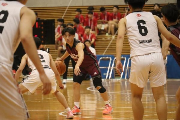 有力校の駒大苫小牧相手に躍動した理大附・久保選手（中央）