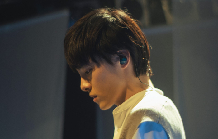 海野清澄・ライブシーンにて　（&copy;むつき潤・小学館／「バジーノイズ」製作委員会）